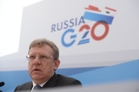 Briefings by Russian and foreign experts