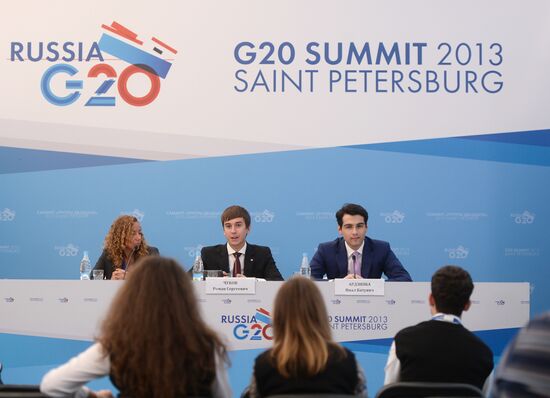 Briefings by Russian and foreign experts