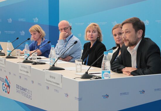 Briefings by Russian and foreign experts