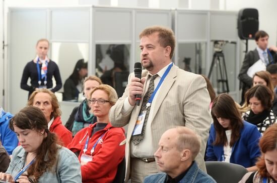Briefings by Russian and foreign experts