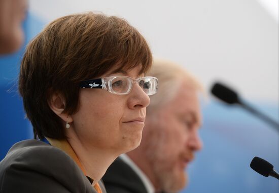 Briefings by Russian and foreign experts