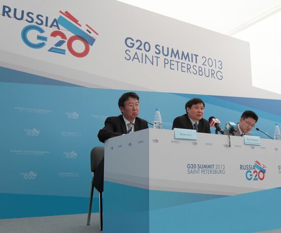 Briefings by Russian and foreign experts