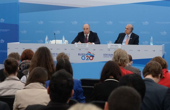 Briefings by Russian and foreign experts