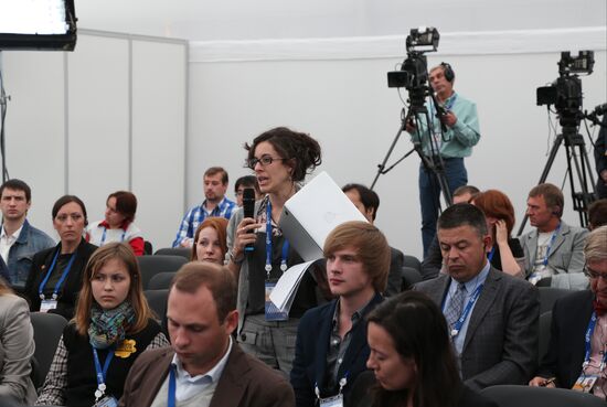 Briefings by Russian and foreign experts