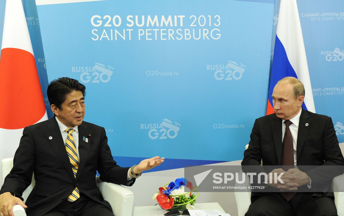 Vladimir Putin meets with Shinzo Abe