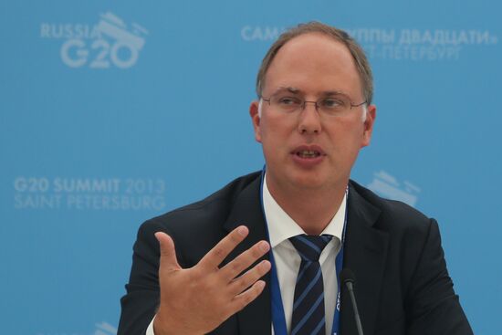 Briefings by Russian and foreign experts