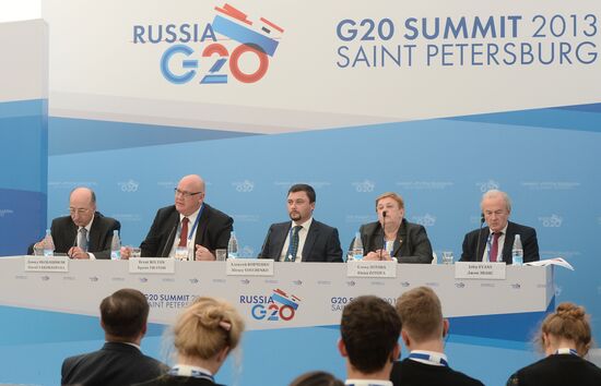 Briefings by Russian and foreign experts