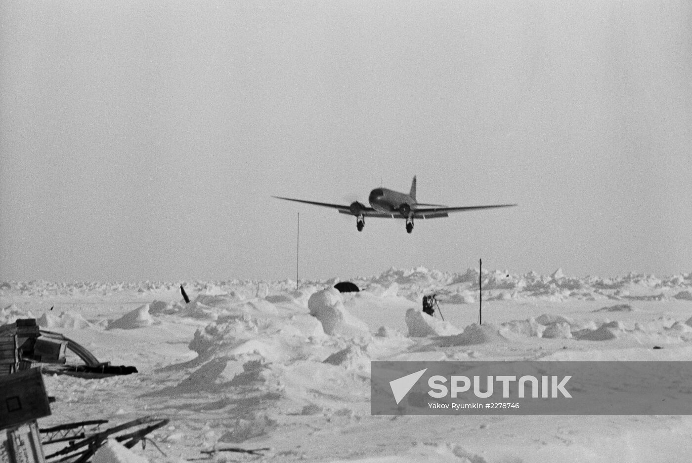Landing at Severny Polis (North Pole) drifting ice station