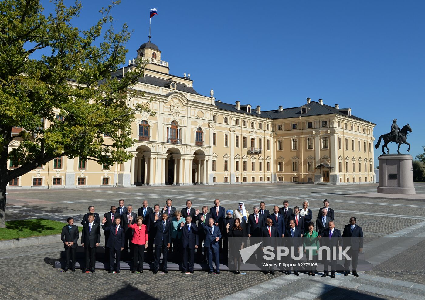 Family photo of G20 Summit participants