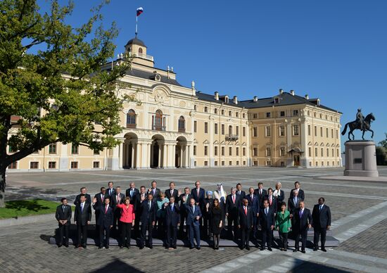 Family photo of G20 Summit participants
