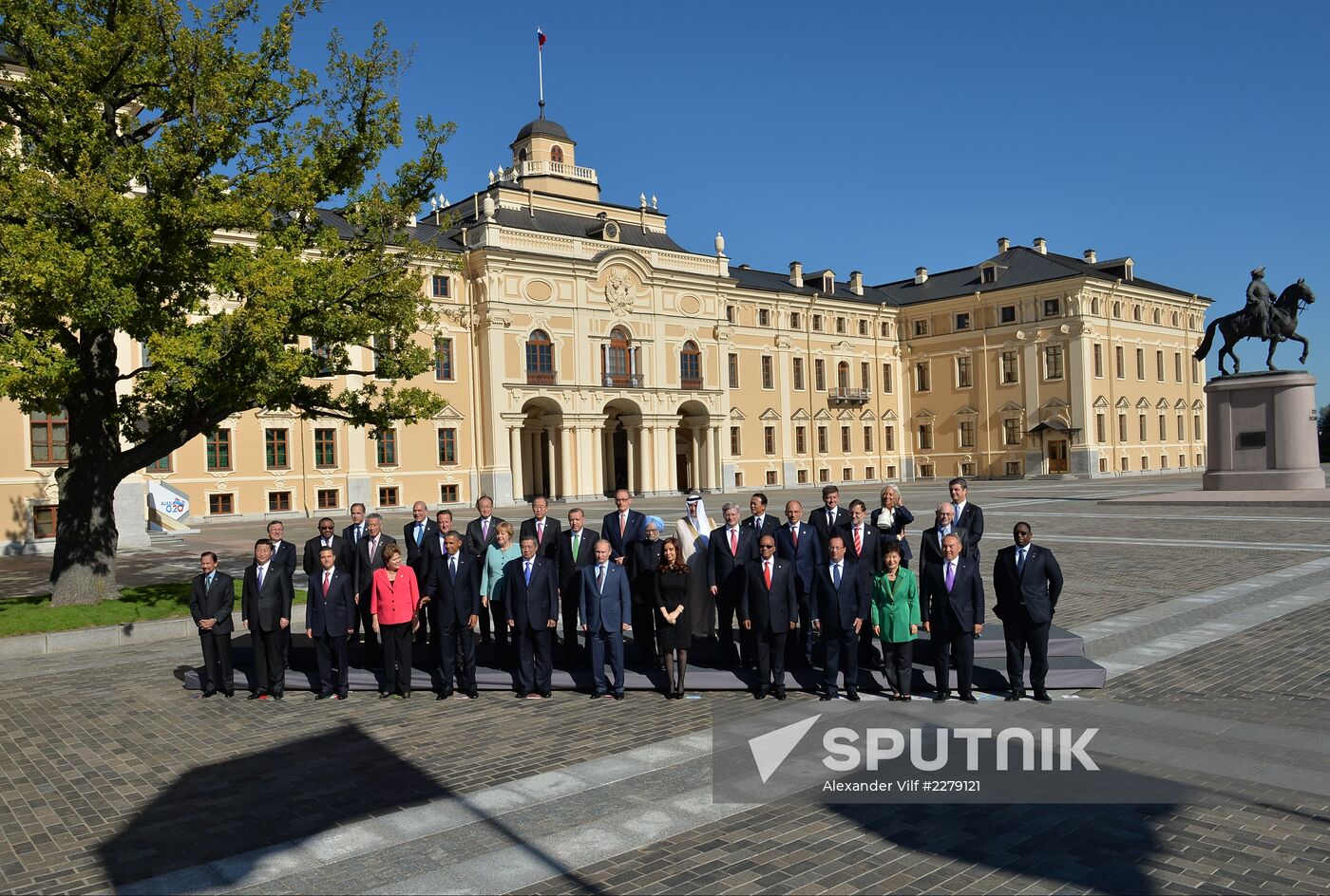 Family photo of G20 Summit participants