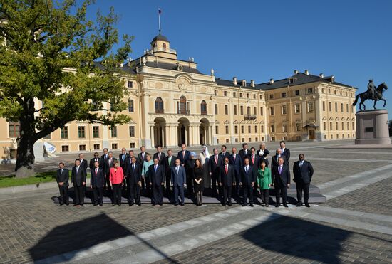 Family photo of G20 Summit participants