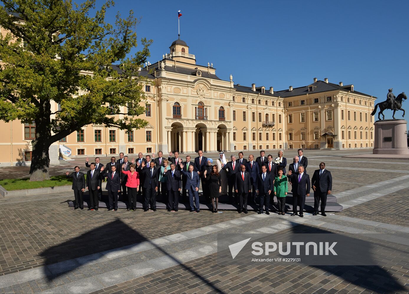 Family photo of G20 Summit participants