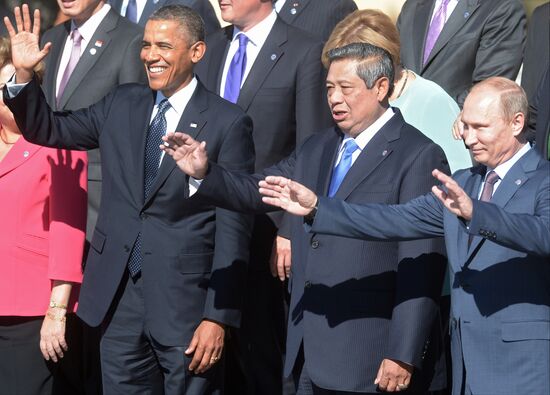Family photo of G20 Summit participants