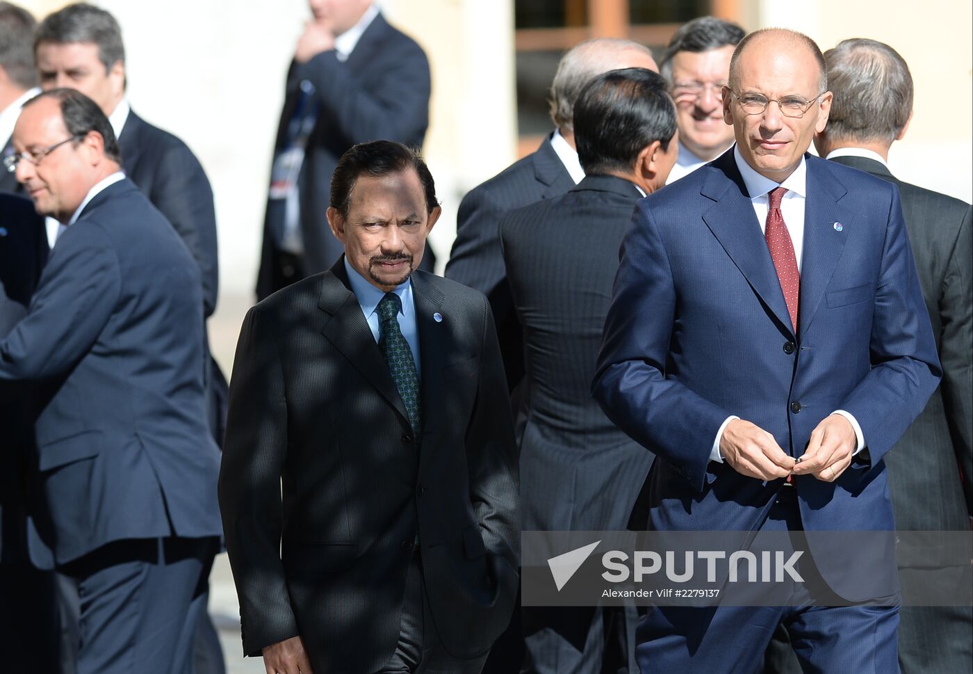 Family photo of G20 Summit participants