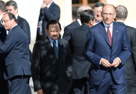 Family photo of G20 Summit participants