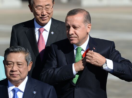 Family photo of G20 Summit participants