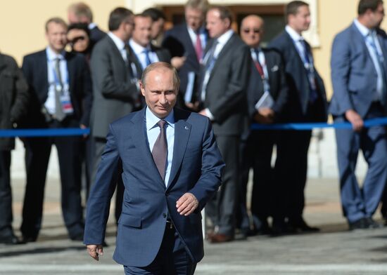 Family photo of G20 Summit participants