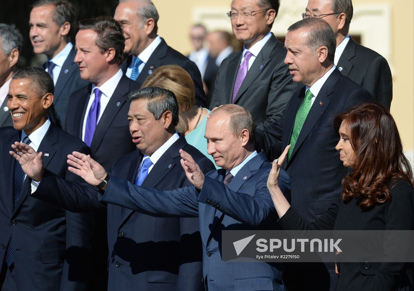 Family photo of G20 Summit participants