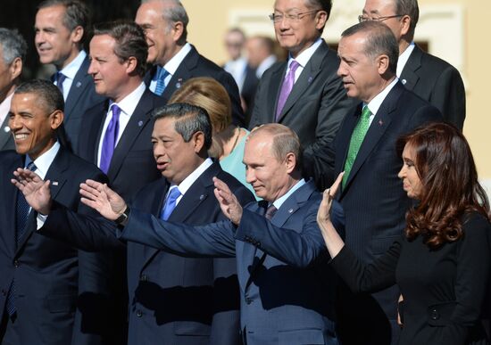 Family photo of G20 Summit participants