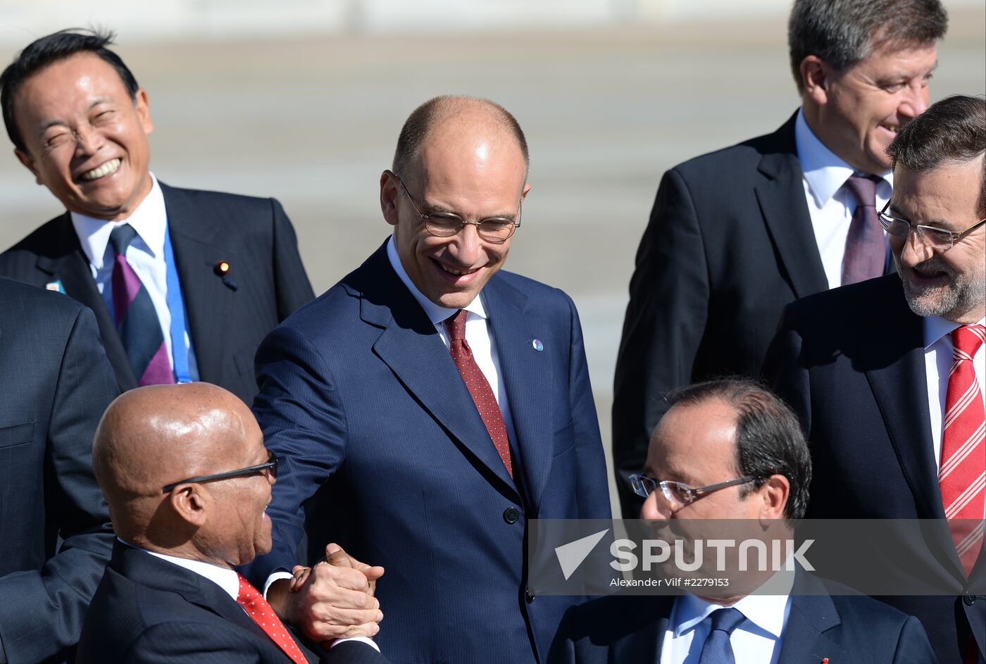 Family photo of G20 Summit participants
