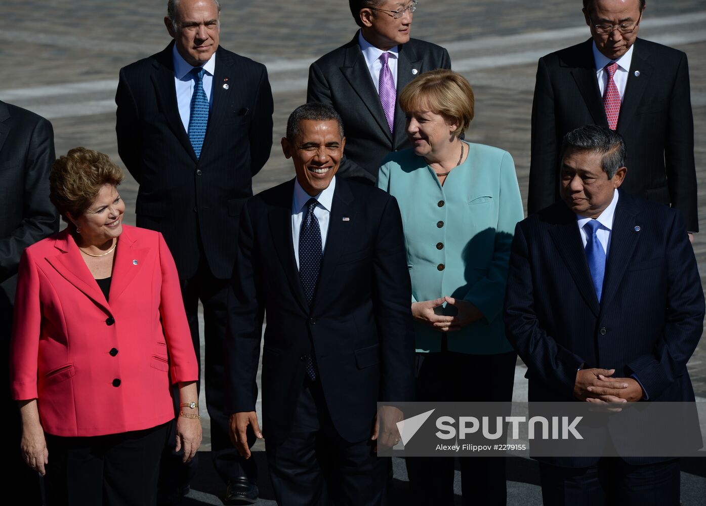 Family photo of G20 Summit participants