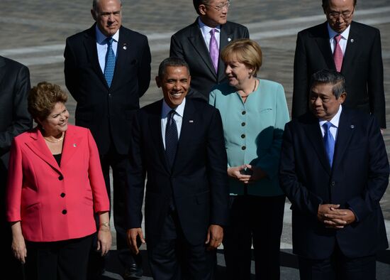 Family photo of G20 Summit participants