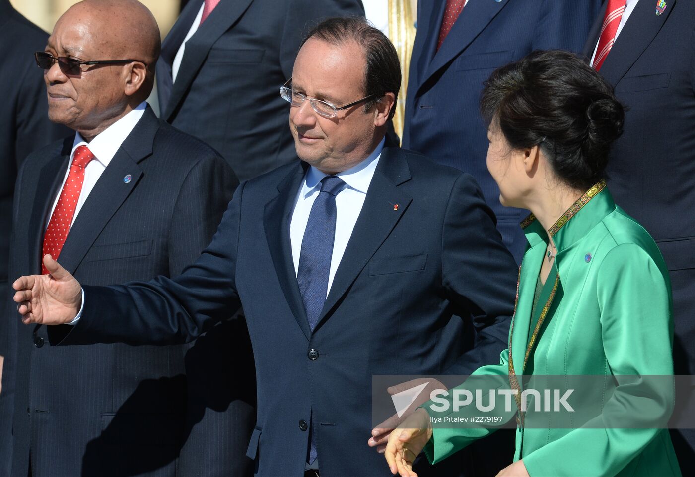 Family photo of G20 Summit participants