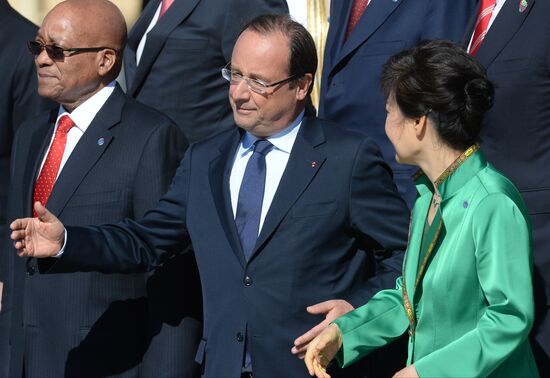 Family photo of G20 Summit participants