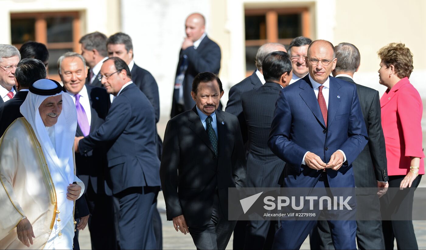 Family photo of G20 Summit participants