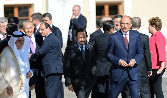 Family photo of G20 Summit participants