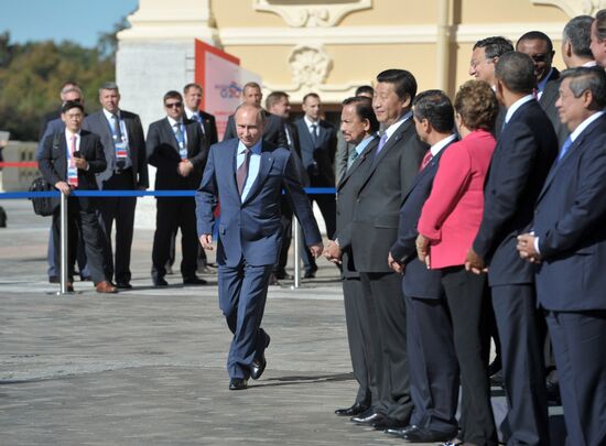 Family photo of G20 Summit participants