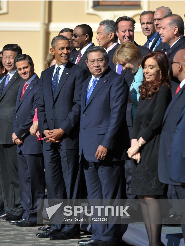 Family photo of G20 Summit participants