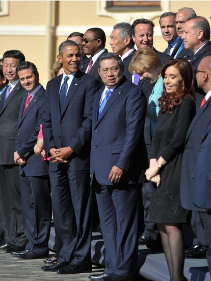 Family photo of G20 Summit participants