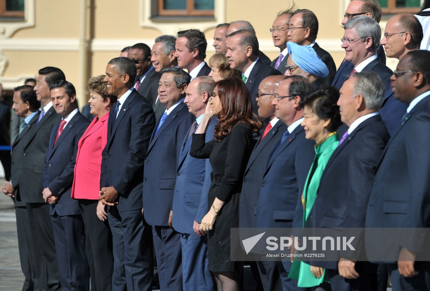 Family photo of G20 Summit participants