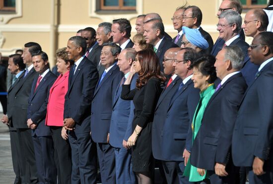 Family photo of G20 Summit participants