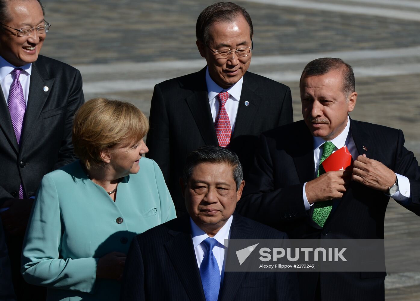 Family photo of G20 Summit participants