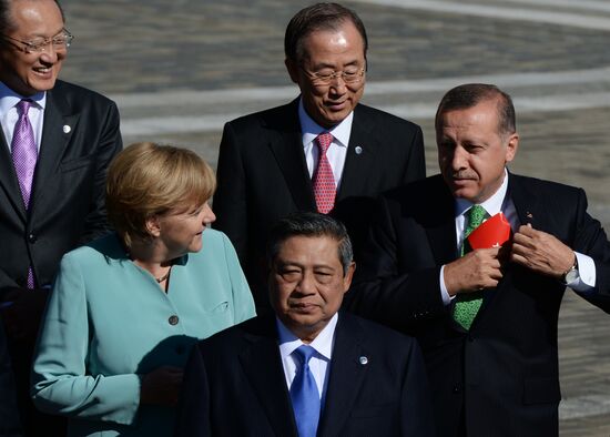 Family photo of G20 Summit participants