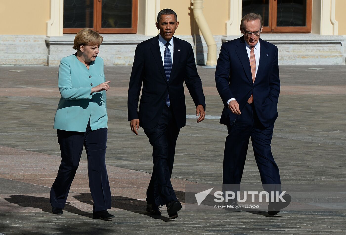 Family photo of G20 Summit participants