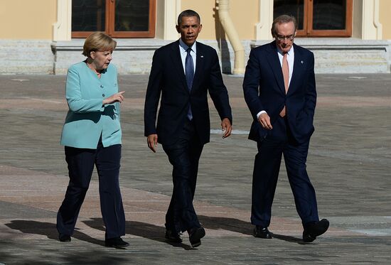 Family photo of G20 Summit participants