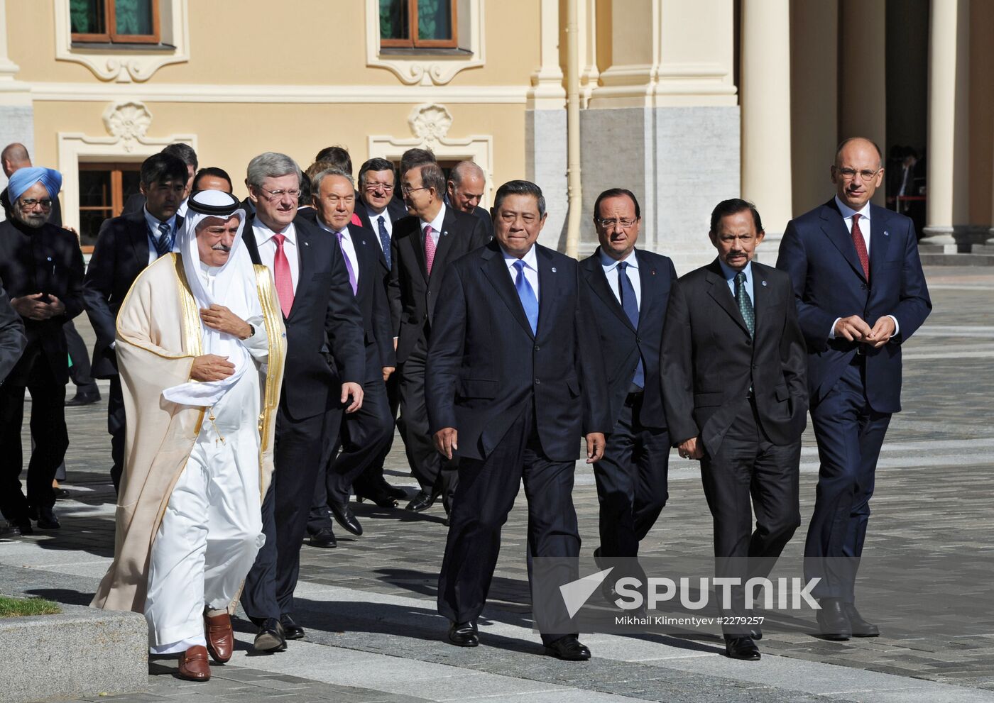 Family photo of G20 Summit participants