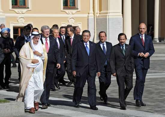 Family photo of G20 Summit participants