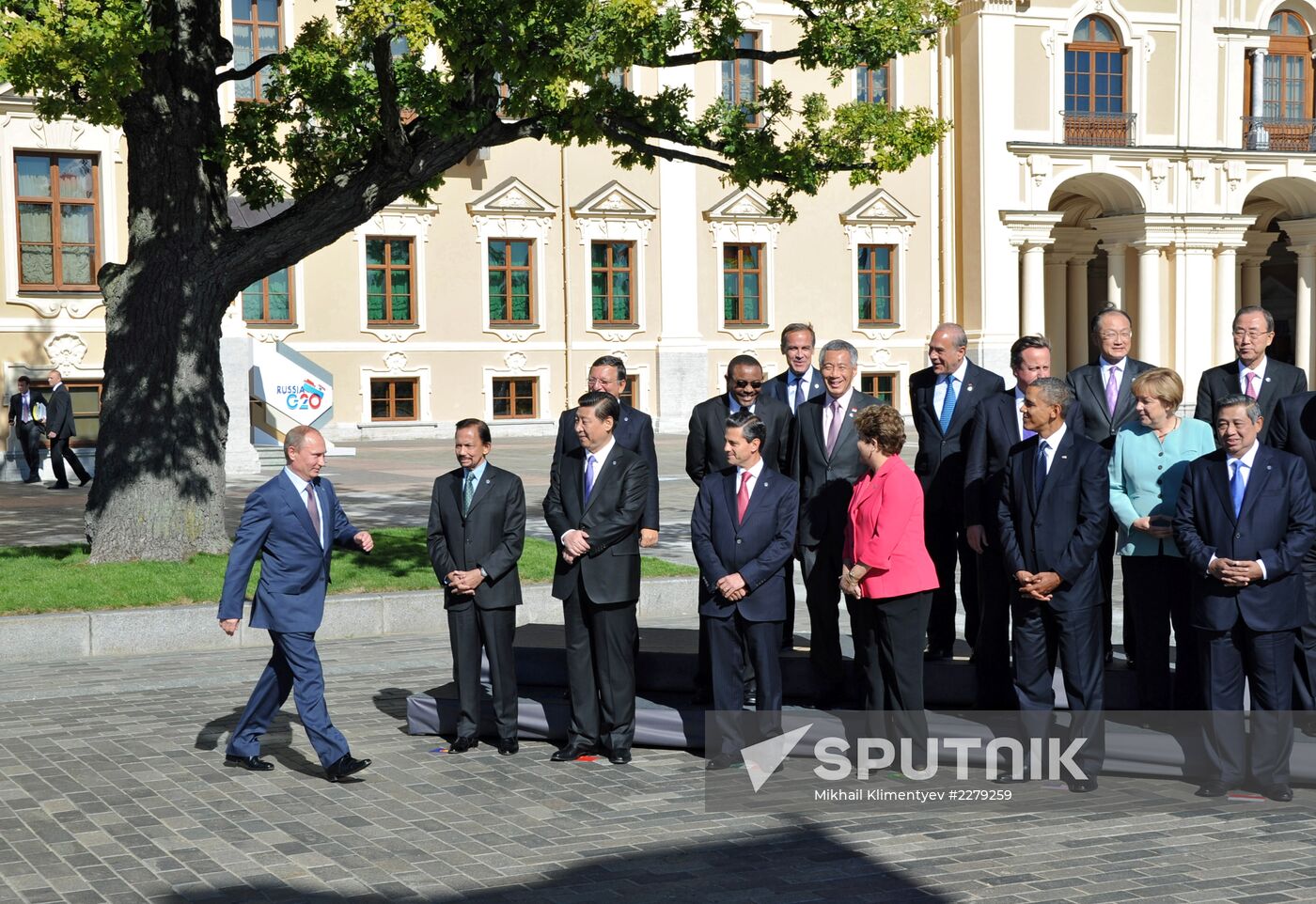 Family photo of G20 Summit participants