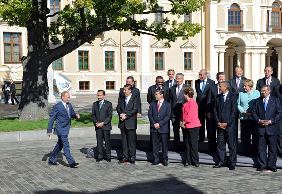 Family photo of G20 Summit participants