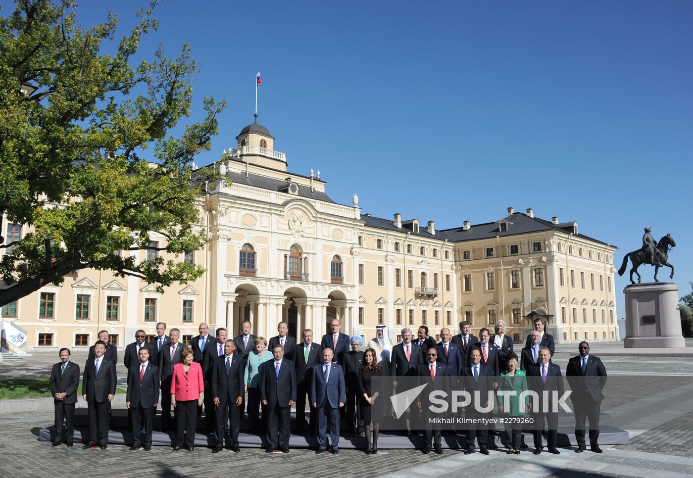 Family photo of G20 Summit participants
