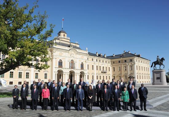Family photo of G20 Summit participants