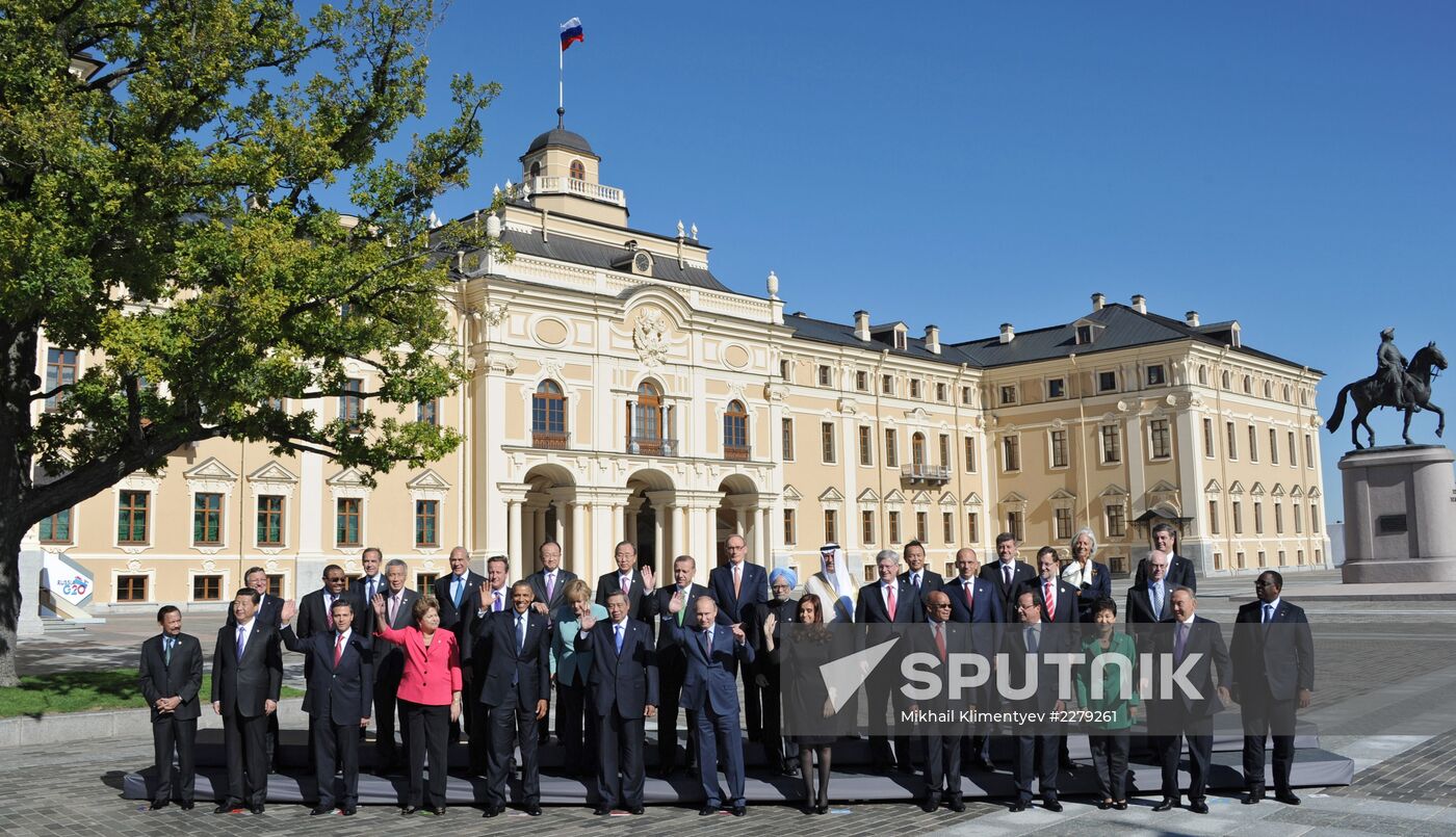 Family photo of G20 Summit participants