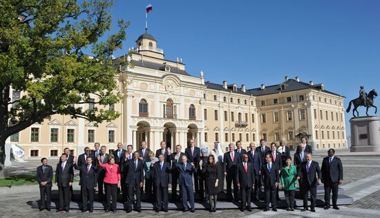 Family photo of G20 Summit participants