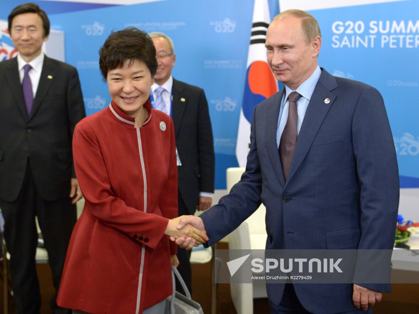 Vladimir Putin meets with Park Geun-hye