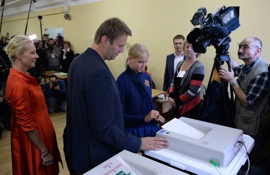 Moscow mayoral candidates vote in mayoral election